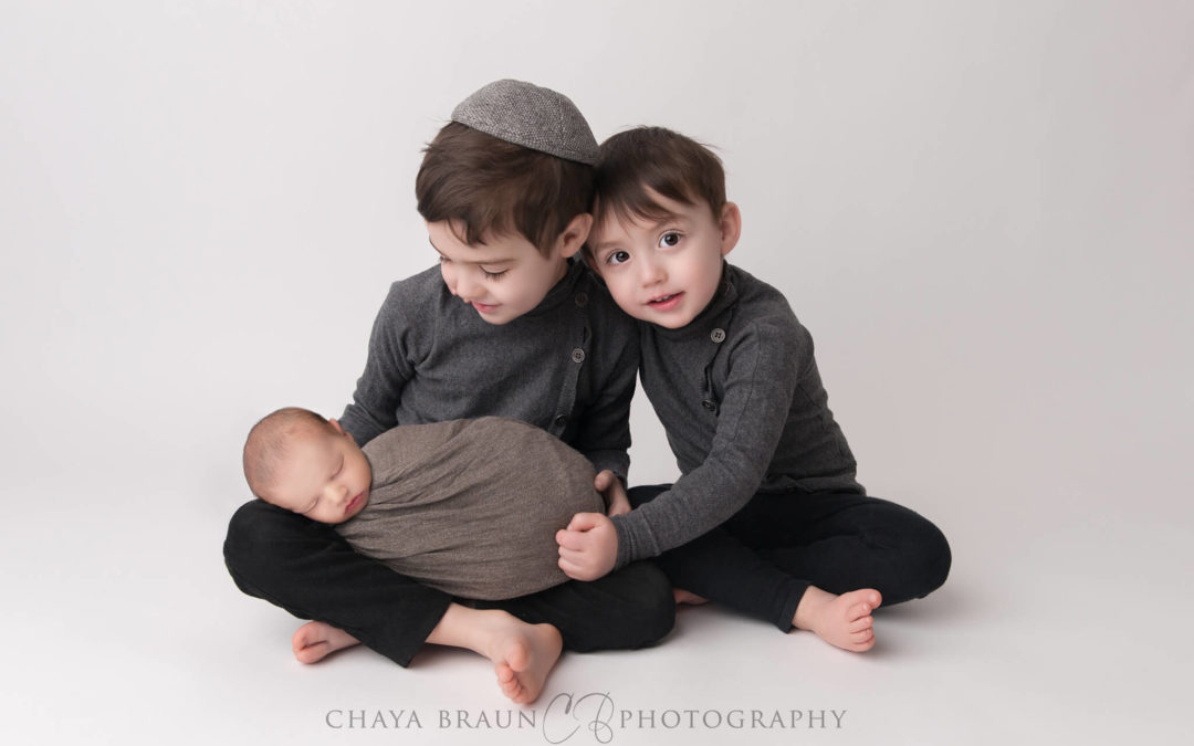 Baby Photography – 2 brothers with their newborn baby!