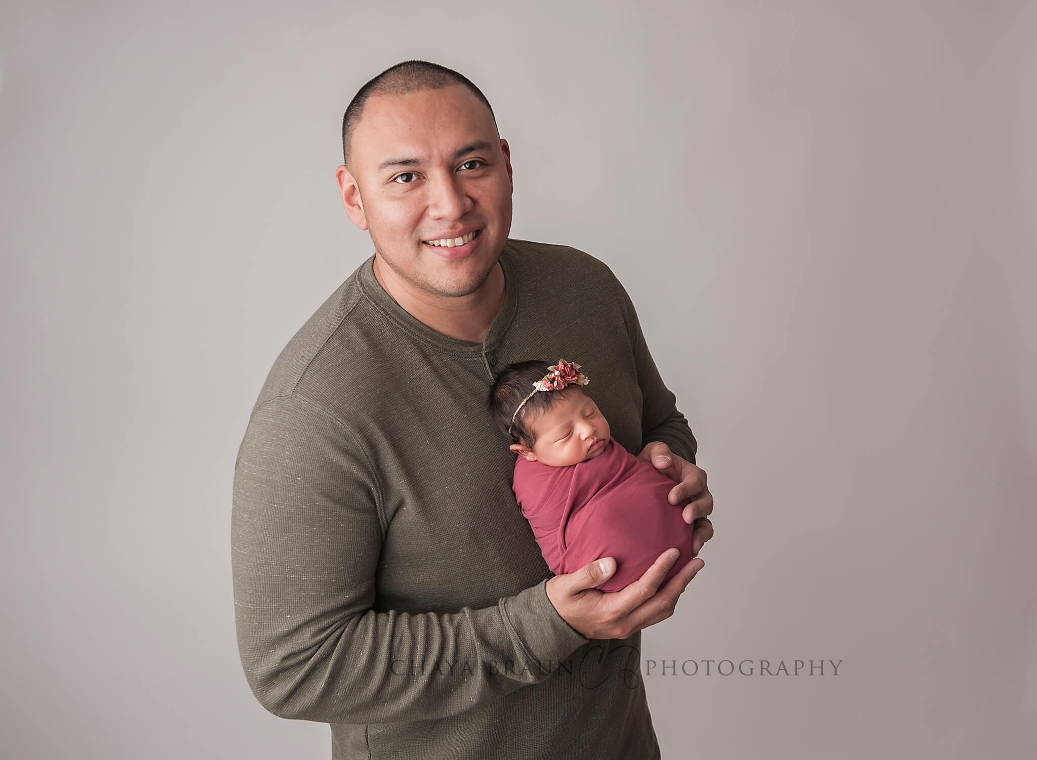 Dad and newborn baby photo in Maryland